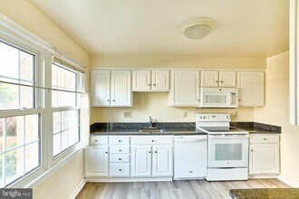 2423 Falls Pl Ct in Falls Church, VA - Building Photo - Building Photo