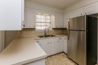 129 Fern Valley Rd in Brandon, MS - Foto de edificio - Building Photo