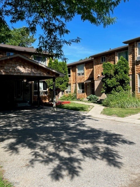 305 Briarhill Ave in London, ON - Building Photo - Building Photo