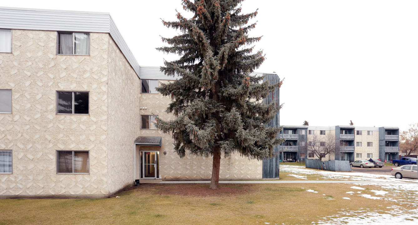 Grovenor Gardens in Spruce Grove, AB - Building Photo