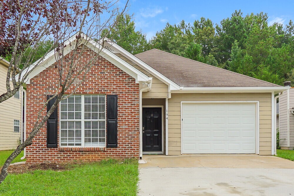 194 Carrington Ln in Calera, AL - Building Photo