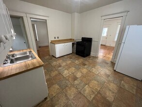 327 S Gardiner Ave-Unit -327 S. Gardiner #1 in Rockford, IL - Building Photo - Building Photo