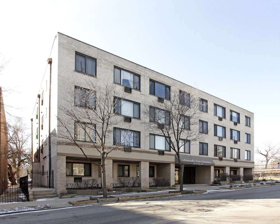 Andersonville Point Condominiums in Chicago, IL - Building Photo