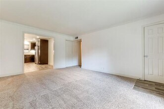 7904 Royal Ln in Dallas, TX - Foto de edificio - Building Photo