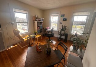 547 Broadway, Unit 2 in Somerville, MA - Foto de edificio - Building Photo