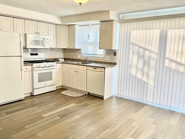 92 Eustis St, Unit #1 in Revere, MA - Building Photo - Building Photo