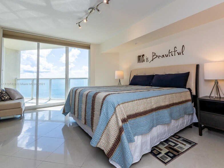 16699 Collins Ave, Unit 1709 in Sunny Isles Beach, FL - Foto de edificio