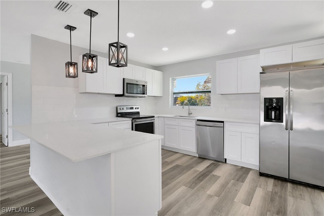 3389 Dunbar St in Port Charlotte, FL - Building Photo