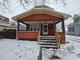 1916 James St in Kalamazoo, MI - Building Photo