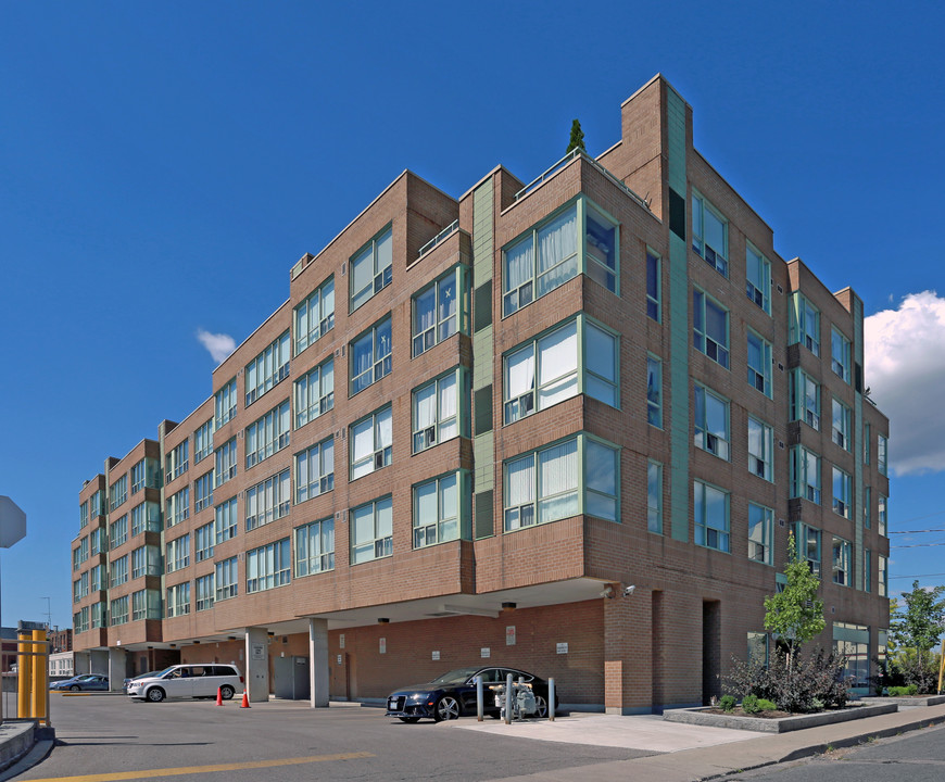 939-953 O'Connor Dr in Toronto, ON - Building Photo