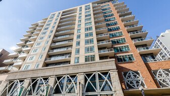 230 W Division St in Chicago, IL - Building Photo