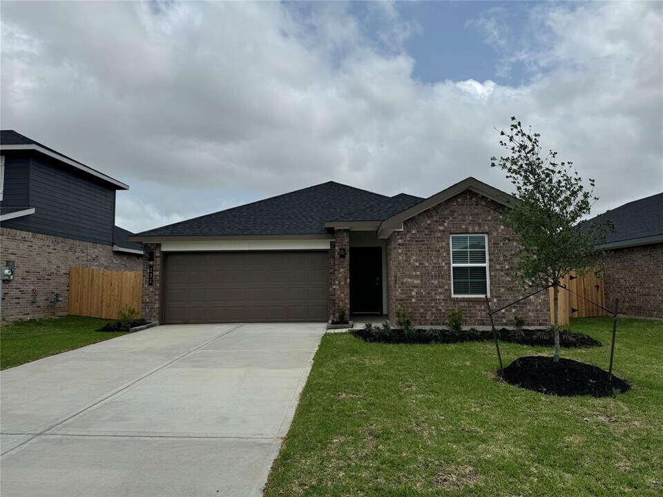 231 Amy St in Angleton, TX - Building Photo