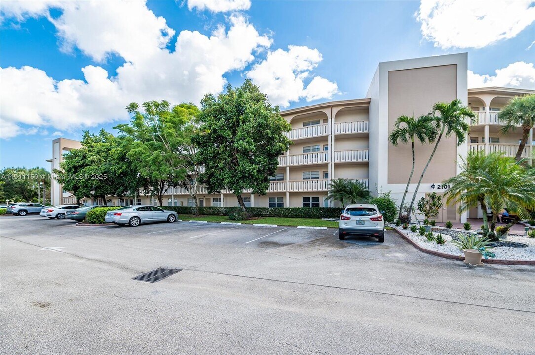 2101 Lucaya Bend in Coconut Creek, FL - Foto de edificio