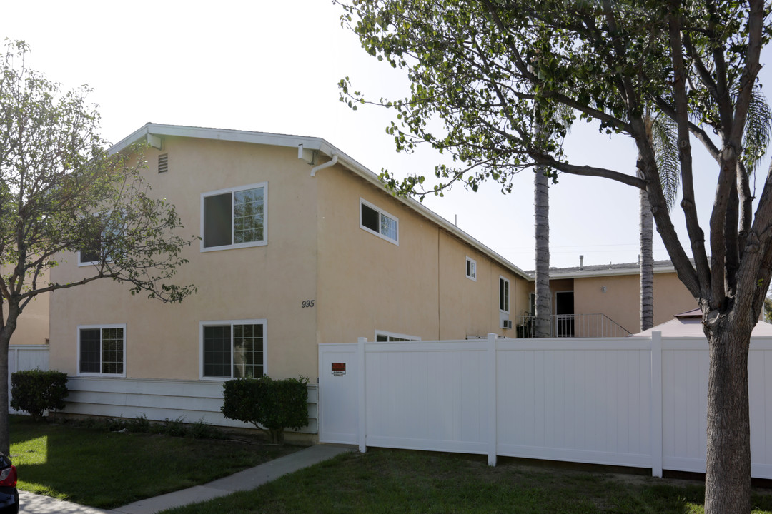 995 Mission Dr in Costa Mesa, CA - Building Photo