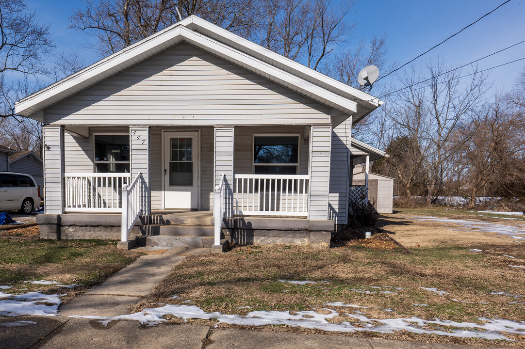 447 Vincennes Ave in Flora, IL - Building Photo