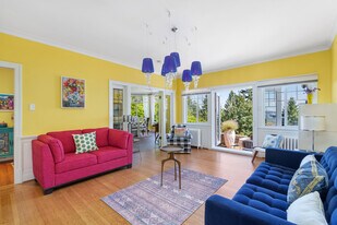 4670 Piccadilly S in West Vancouver, BC - Building Photo