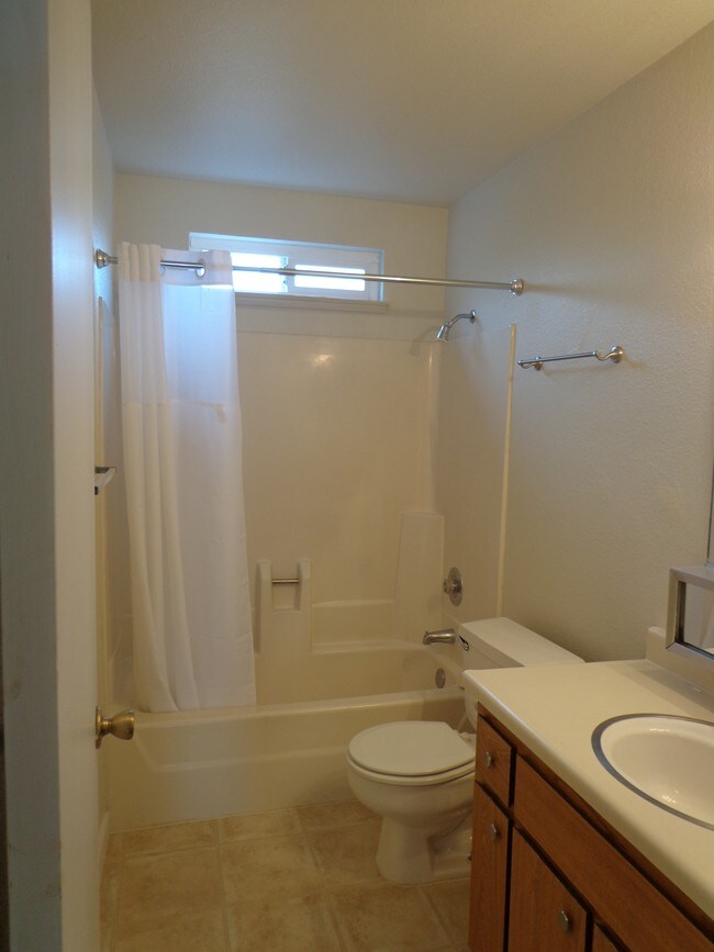 64 Evelyn Ct in Woodbridge, CA - Foto de edificio - Building Photo