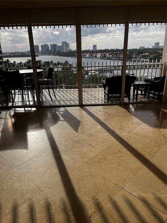 2 Grove Isle Dr in Miami, FL - Building Photo