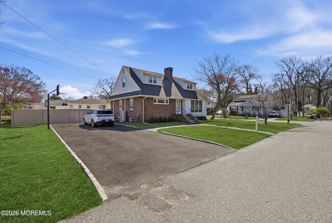 227 Chatham Ave in Ocean Township, NJ - Foto de edificio - Building Photo