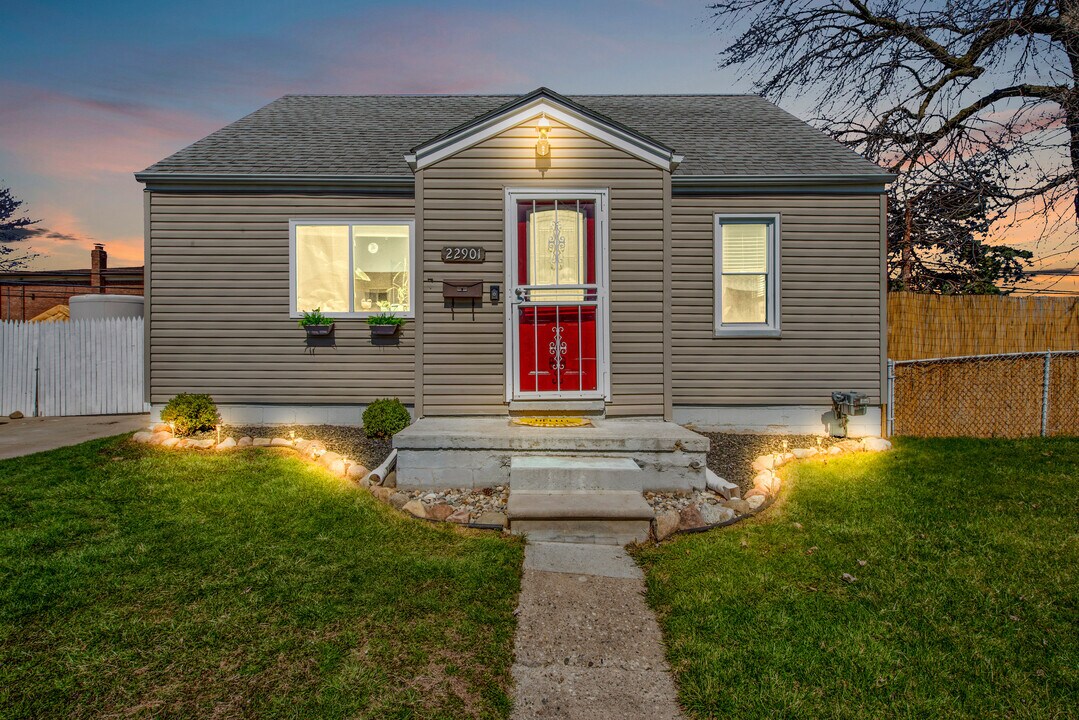 22901 Pleasant St in St. Clair Shores, MI - Building Photo