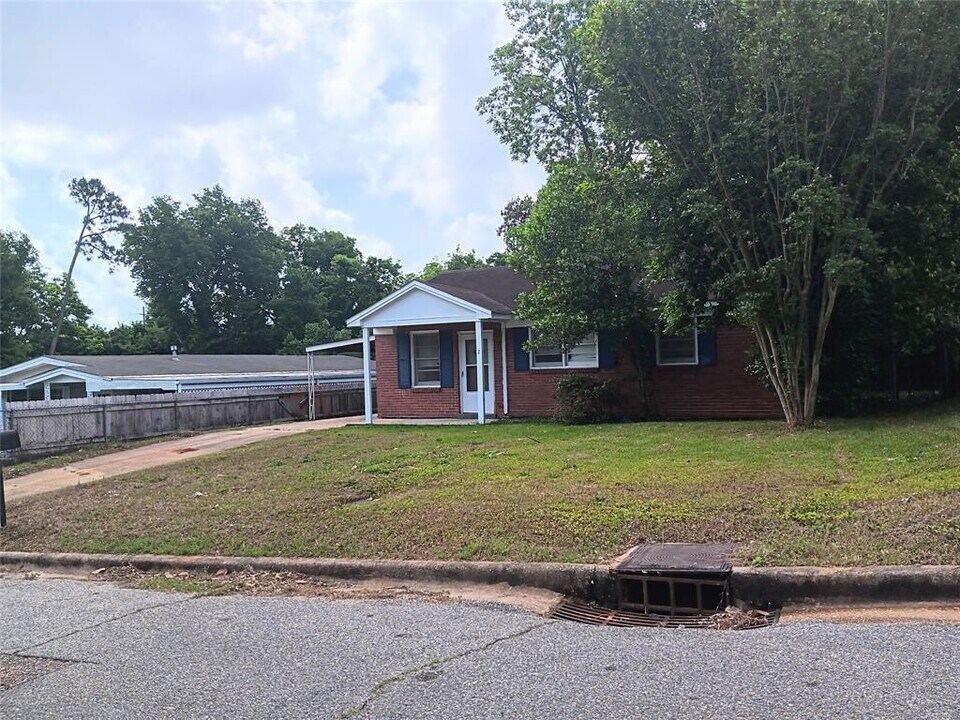 2132 Ester St in Montgomery, AL - Building Photo