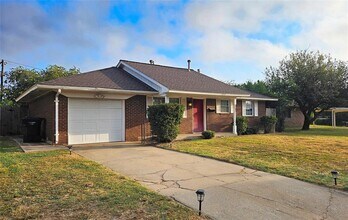 777 Camelot Dr in Moore, OK - Building Photo - Building Photo