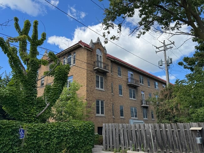 Grace Manor Apartments in Green Bay, WI - Building Photo - Building Photo
