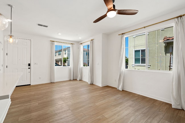 5300 E Commerce Way in Sacramento, CA - Building Photo - Building Photo