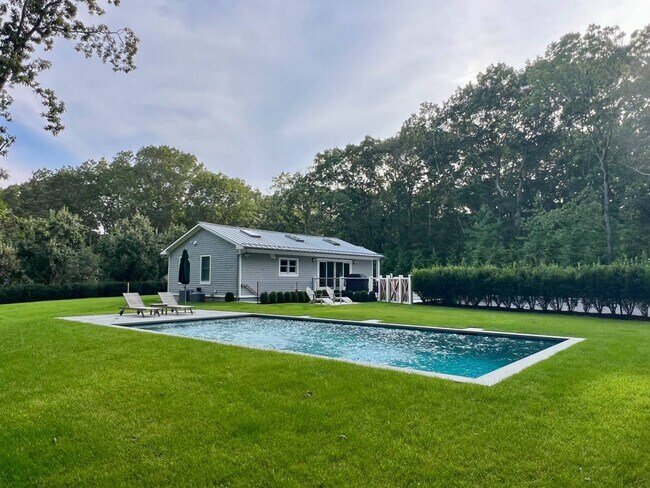 30 Hampton Ct in Bridgehampton, NY - Building Photo - Building Photo