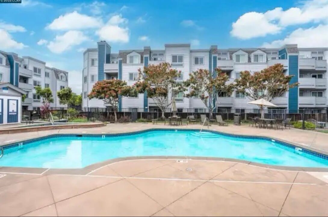 6400 Christie Ave, Unit Penthouse top flr in Emeryville, CA - Building Photo