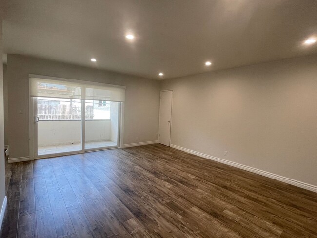 1835 CAMDEN AVE. LP in Los Angeles, CA - Building Photo - Interior Photo