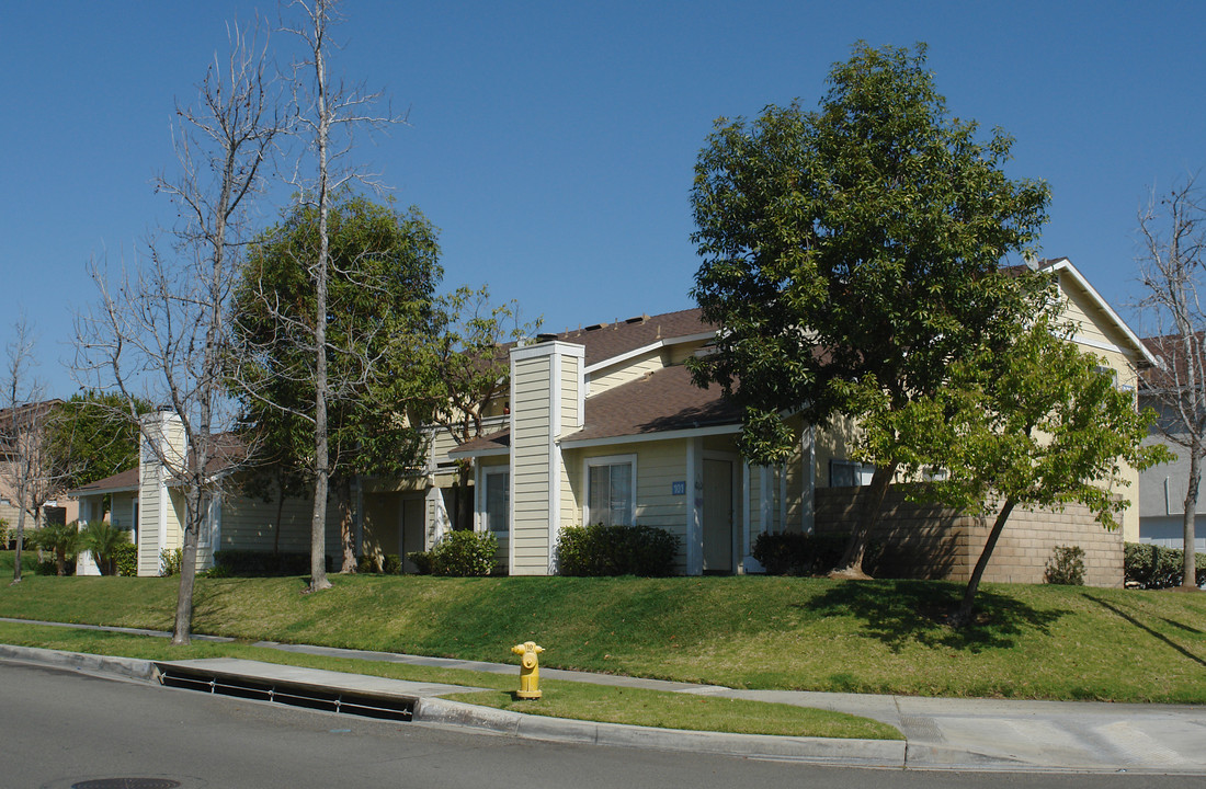 2321 Benidorm Cir in Corona, CA - Building Photo