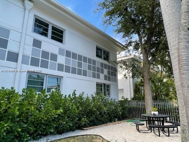 1517 Bay Rd in Miami Beach, FL - Building Photo