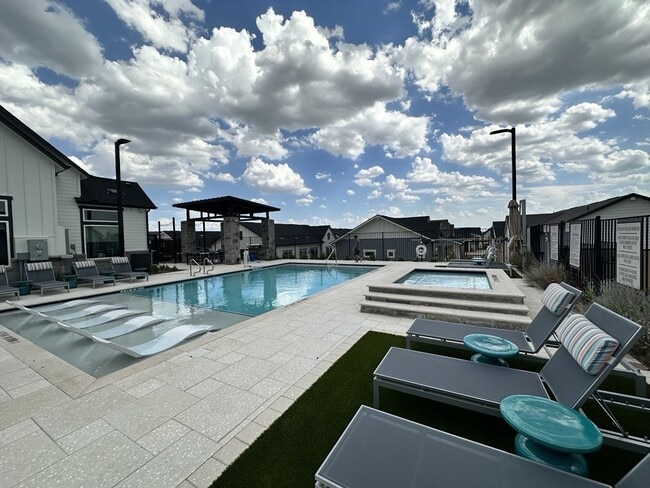 Avilla Vista Ranch in Liberty Hill, TX - Foto de edificio - Building Photo