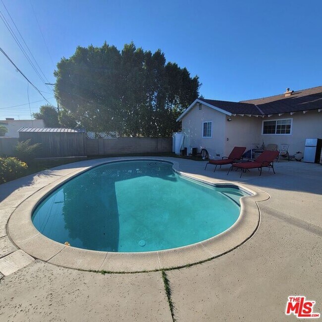 19030 Community St