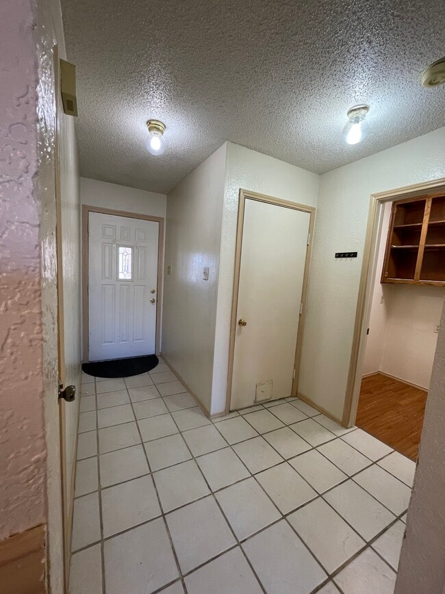 1924 Willow Vale Dr in Fort Worth, TX - Foto de edificio - Building Photo