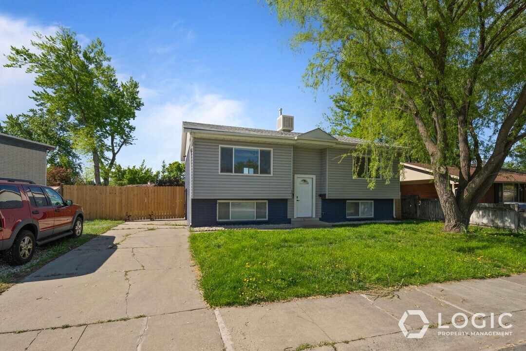 101 Paula Dr in Sandy, UT - Building Photo
