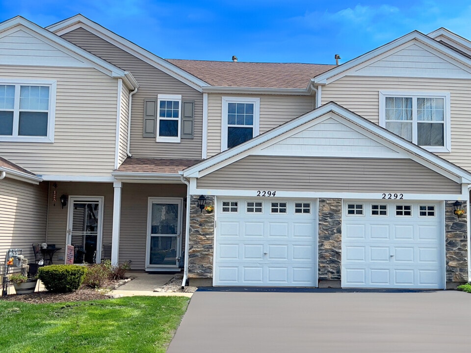 2294 Flagstone Ln in Carpentersville, IL - Building Photo