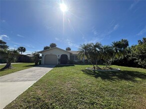 18493 Lake Worth Blvd in Port Charlotte, FL - Foto de edificio - Building Photo