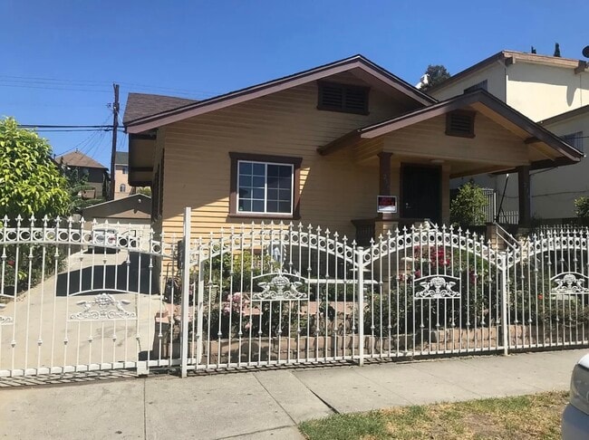 214 N Burlington Ave in Los Angeles, CA - Foto de edificio - Building Photo