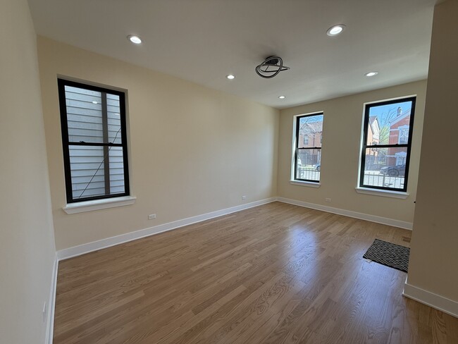 2124 W 18th Pl in Chicago, IL - Building Photo - Building Photo