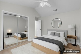 2215 Post Rd in Austin, TX - Foto de edificio - Building Photo