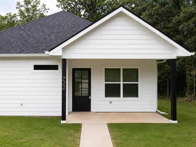 property at 722 E Woodard St