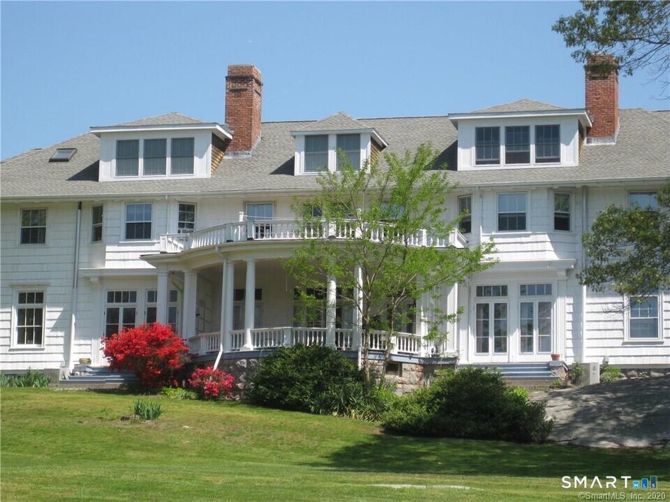 7 Hillcrest Dr in Stonington, CT - Building Photo