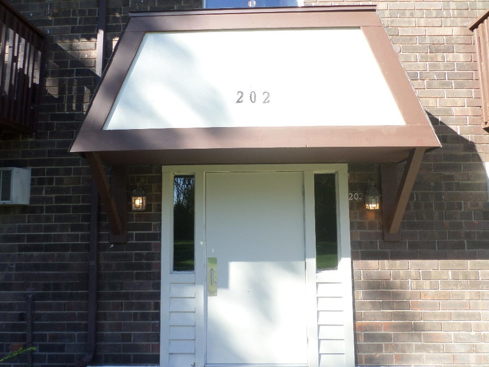 202 Charleston Blvd in Macomb, IL - Building Photo