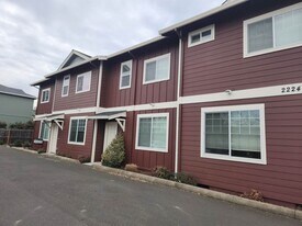 2224 Crater Lake Ave in Medford, OR - Building Photo