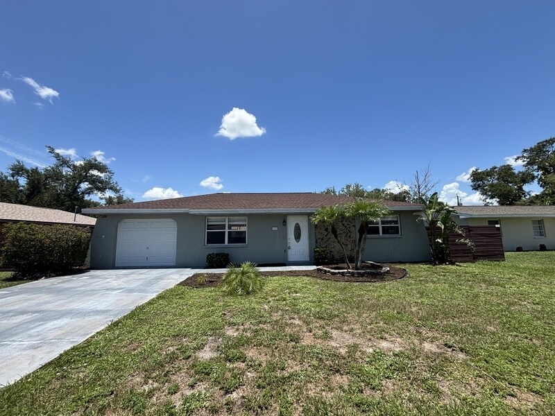 1156 Salina Ave in Port Charlotte, FL - Building Photo