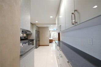 43-28 160th St in Queens, NY - Foto de edificio - Building Photo
