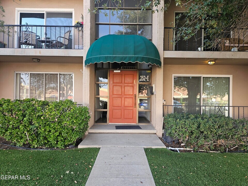 252 Shadow Mountain Dr in El Paso, TX - Building Photo