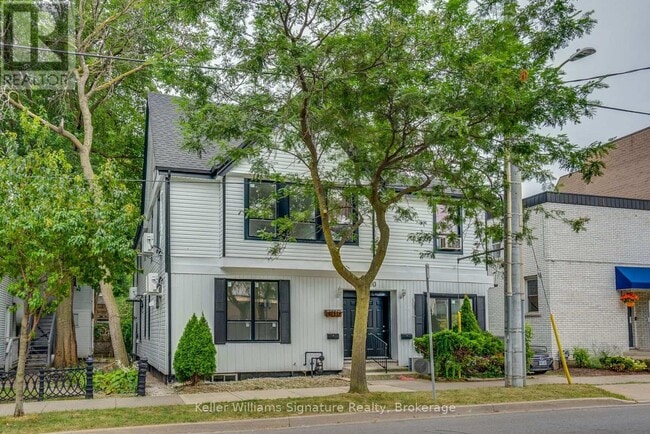 property at 200-200 King St